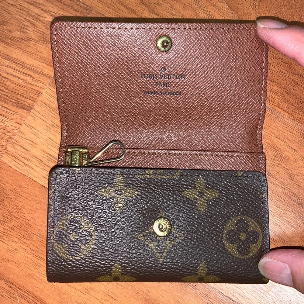 Authentic Louis Vuitton Monogram 6 Key Holder